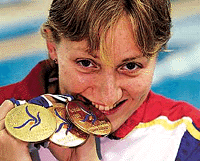 Russian-born Spanish swimmer Nina Zhivanevskaya celebrates her third gold medal after victory at women&#39;s - 10ttnws3