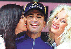 Italy&#39;s Ivan Quaranta receives the traditional kiss from the hostesses after winning the fifth stage of - sp2