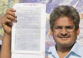 <b>Hira Lal Yadav</b> holds the last letter dated July 2, 1999, which Param Vir - chd1