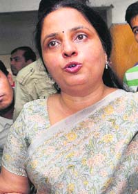 <b>Jagruti Pandya</b>, Haren Pandya&#39;s widow, addresses the media in Ahmedabad on <b>...</b> - nat4