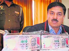 SSP Gurmeet Singh Chauhan shows fake currency and heroin seized in Amritsar ... - asrtrib