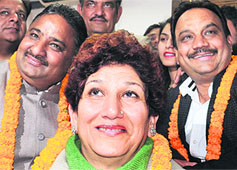 ... the newly elected Mayor of Chandigarh, flanked by <b>Darshan Garg</b>, - ct3