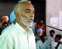 A progressive farmer <b>Jagtar Singh Brar</b> speaking before the standing ... - bath1