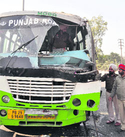 punjab bus ludhiana collided roadways private tribune chowk near