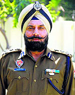 Senior police officer Yurinder <b>Singh Hayer</b>, a 1999 batch IPS officer, <b>...</b> - ldh7