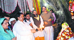 Minister for Housing and Horticulture Raman Bhalla performs a puja at the Shiv Khori cave shrine on Saturday. A Tribune photograph